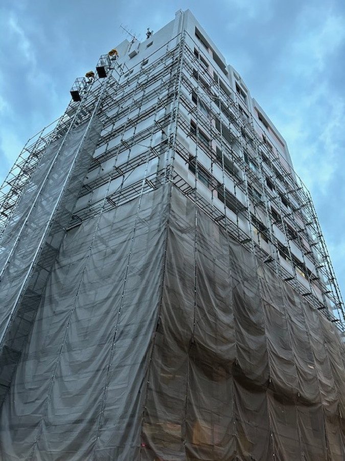 マンション修繕プロジェクトで外壁塗装を行いました